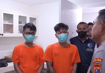 Kapolda Sumut, Irjen Whisnu Hermawan Februanto dan Direktur Reserse Narkoba Polda Sumut, Kombes Pol Jean Calvijn Simanjuntak saat paparan di pabrik narkoba jenis Liguid Vape/ rokok elektronik, dengan menghadirkan 2 tersangka di Lexington Tower, Jalan Putri Hijau Kelurahan Kesawan Kecamatan Medan Barat. (Foto Ist)