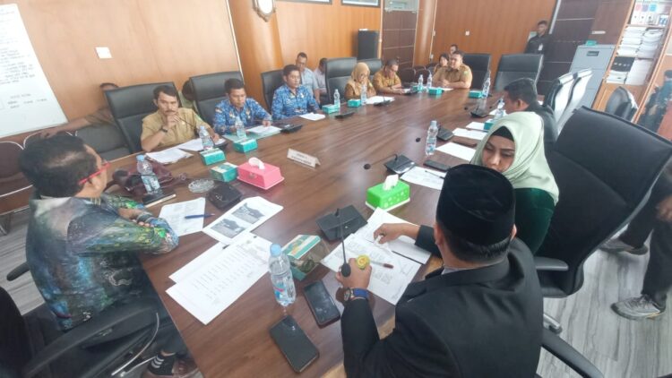 Ketua Komisi 4 DPRD Kota Medan, Paul Mei Anton Simanjuntak, anggota Komisi Lailatul Badri dan Jusuf Ginting Suka saat pimpin RDP terkait dengan persoalan bangunan yang tidak memiliki izin PBG. (Foto Ist)