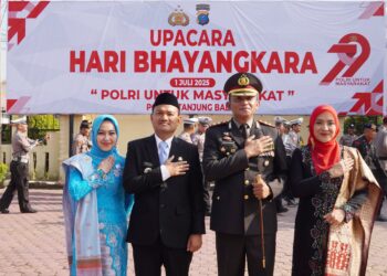 Walikota Tanjungbalai, Mahyaruddin Salim didampingi Ketua TP-PKK Ny Mashandayani Mahyaruddin menghadiri upacara peringatan Hari Bhayangkara Ke-79 Tahun 2025 di Mapolres Tanjungbalai
