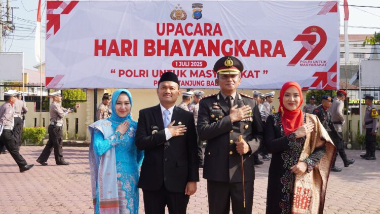 Walikota Tanjungbalai, Mahyaruddin Salim didampingi Ketua TP-PKK Ny Mashandayani Mahyaruddin menghadiri upacara peringatan Hari Bhayangkara Ke-79 Tahun 2025 di Mapolres Tanjungbalai