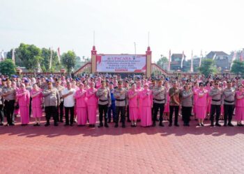Kapolda Sumut, Irjen Pol. Whisnu Hermawan Februanto foto bersama personil yang naik pangkat. (Foto Ist)