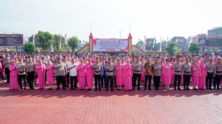 Kapolda Sumut, Irjen Pol. Whisnu Hermawan Februanto foto bersama personil yang naik pangkat. (Foto Ist)