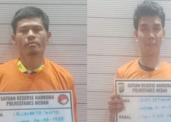 Dua pengedar sabu di Jalan Balai Desa Marindal yang ditangkap polisi. (Foto Ist)