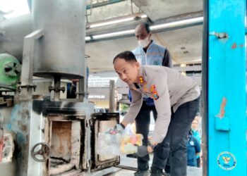 Waka Polrestabes Medan AKBP Rudi Silaen memusnahkan sabu milik sindikat jaringan internasional Malaysia. (Foto Ist)