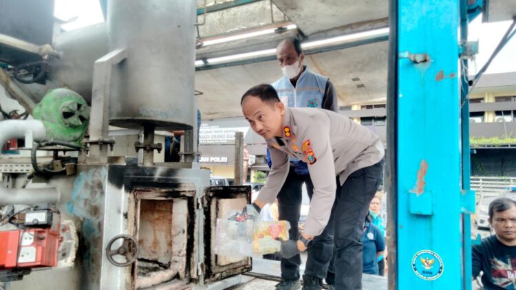 Waka Polrestabes Medan AKBP Rudi Silaen memusnahkan sabu milik sindikat jaringan internasional Malaysia. (Foto Ist)