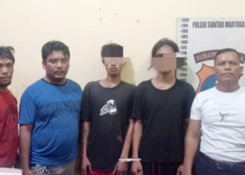 Kedua pelaku pencurian, AP alias Angga dan GDJM alias Doly diapit Kanit Reskrim Juhandya Malau bersama Tim