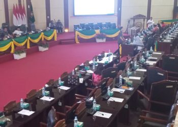Rapat Paripurna  dipimpin Ketua DPRD Kota Medan, Wong Chun Sen molor berjam-jam. (Foto Romulo)