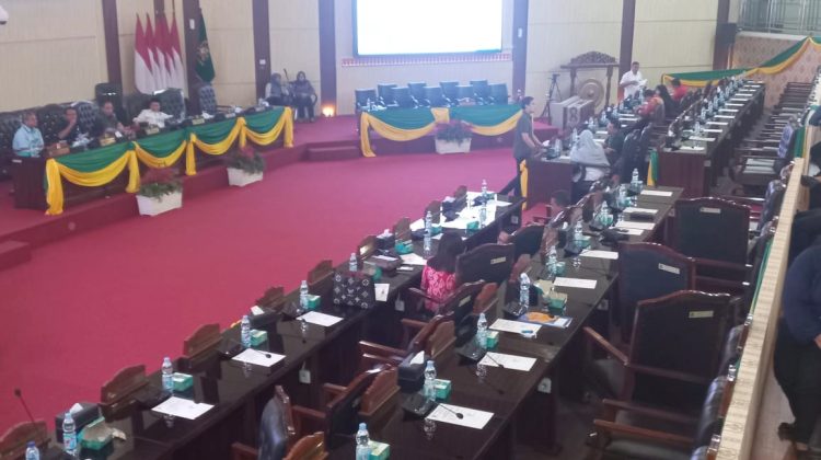 Rapat Paripurna dipimpin Ketua DPRD Kota Medan, Wong Chun Sen molor berjam-jam. (Foto Romulo)