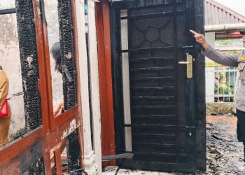 Kapolsek Siantar Utara AKP Jahrona Sinaga SH pimpin pengecekan kebakaran satu unit Rumkos di Jalan Kain Batik