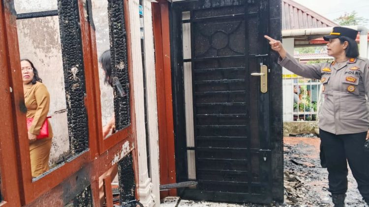 Kapolsek Siantar Utara AKP Jahrona Sinaga SH pimpin pengecekan kebakaran satu unit Rumkos di Jalan Kain Batik
