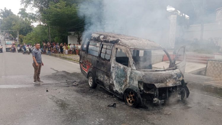Angkot Sinar Beringin kondisi hangus terbakar
