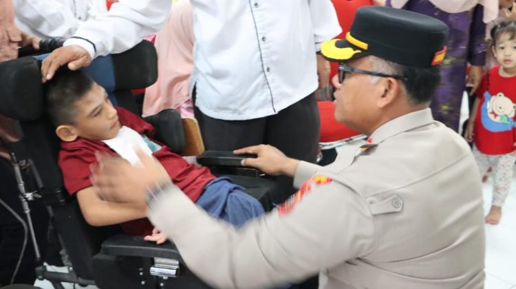 Kapolrestabes Medan Kombes Pol. Dr. Gidion Arif Setyawan mengunjungi Panti Sosial Asuhan Anak Bayi Sehat Muhammadiyah. (Foto Ist)