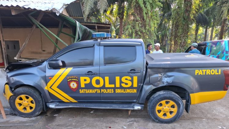 Mobil dinas Sat Samapta Polres Simalungun saat masih di TKP