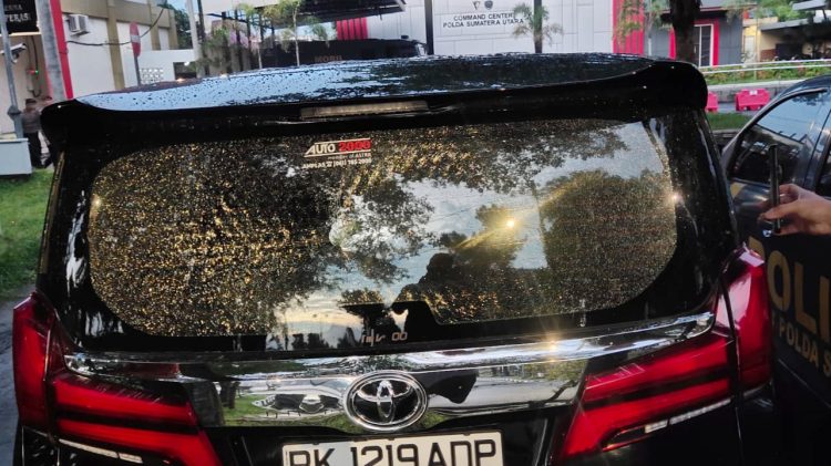 Kondisi mobil milik Anggota DPRD Sumut Irham Buana Nasution. (Foto Ist)