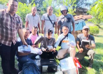 Tersangka R beserta barang bukti saat ditangkap Kapolsek Sei Tualang Raso IPTU Hendra karo-karo SH. MH dan Tim