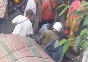 Warga menemukan mayat yang bunuh diri dari fly over Jamin Ginting. (Foto Ist)