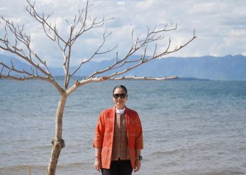 Wakil Menteri Pariwisata dan Ekonomi Kreatif Republik Indonesia, Ni Luh Puspa berkunjung ke Pantai Bulbul, Balige, Kabupaten Toba (Foto Ist)
