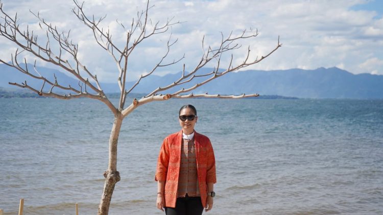Wakil Menteri Pariwisata dan Ekonomi Kreatif Republik Indonesia, Ni Luh Puspa berkunjung ke Pantai Bulbul, Balige, Kabupaten Toba (Foto Ist)