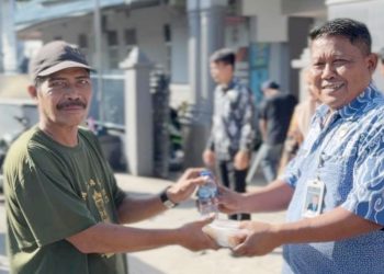 Kalapas Kelas IIB Tebing Tinggi, Dede Mulyadi turun langsung ikut membagikan sarapan kepada masyarakat