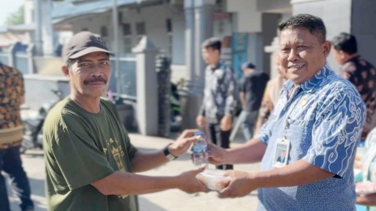 Kalapas Kelas IIB Tebing Tinggi, Dede Mulyadi turun langsung ikut membagikan sarapan kepada masyarakat