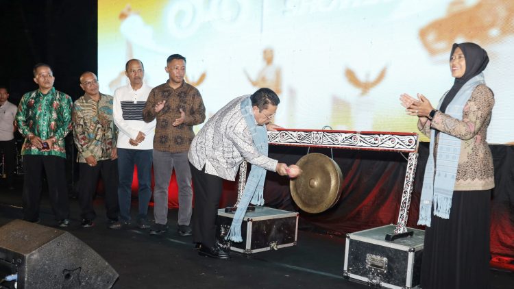 Walikota Pematangsiantar Wesly Silalahi SH. MKn membuka acara Siantar Culture Show ke-3 Tahun 2025, di Lapangan Adam Malik