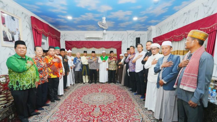 Kapolri Jenderal Listyo Sigit Prabowo
saat silaturahmi kamtibmas dengan tokoh lintas Agama se-Sumut di Pondok Pesantren Al Kautsar Al Akbar, Medan (Foto Ist)