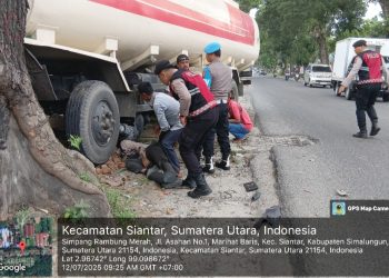 Pihak kepolisian saat evakuasi jenajah Daniel Christmas Matondang dari TKP
