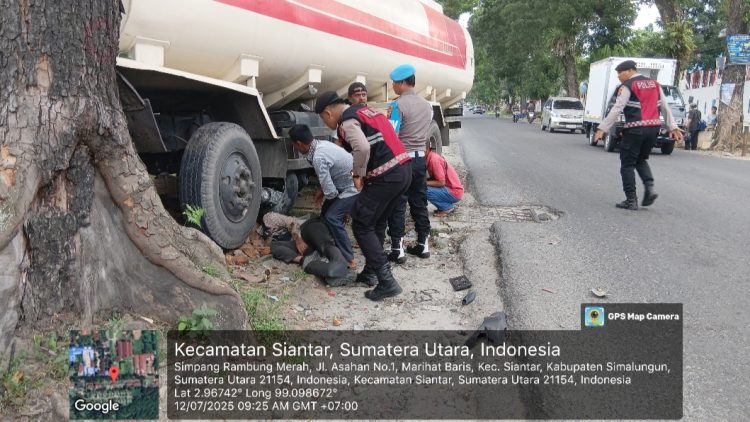 Pihak kepolisian saat evakuasi jenajah Daniel Christmas Matondang dari TKP
