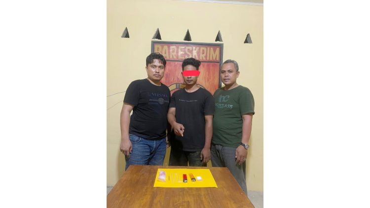 Pelaku MAF dan barang bukti diapit personil Polseķ Bosar Maligas