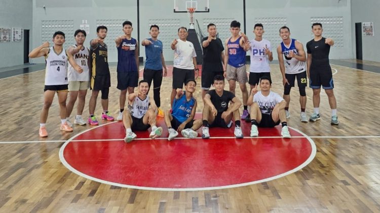 Team Basket Bhayangkara Polda Sumut bersama Asisten Pelatih Kompol Alexander Piliang. (Foto Ist)