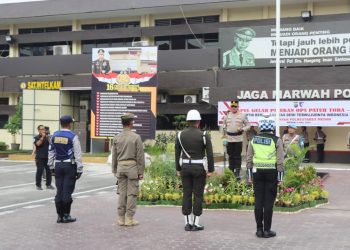 Kapolrestabes Medan, Kombes Pol. Dr. Gidion Arif Setyawan pimpin apel gelar pasukan Operasi Patuh Toba 2025 di halaman Apel Markas Polrestabes Medan. (Foto Ist)