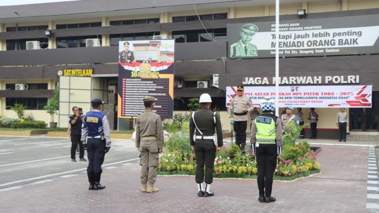 Kapolrestabes Medan, Kombes Pol. Dr. Gidion Arif Setyawan pimpin apel gelar pasukan Operasi Patuh Toba 2025 di halaman Apel Markas Polrestabes Medan. (Foto Ist)