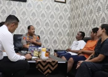 Kapolres Langkat Kapolres Langkat AKBP David Triyo Prasojo menemui Sinarta dan keluarganya yang diancam dibunuh. (Foto Ist)