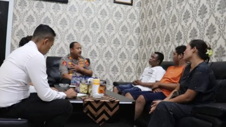 Kapolres Langkat Kapolres Langkat AKBP David Triyo Prasojo menemui Sinarta dan keluarganya yang diancam dibunuh. (Foto Ist)