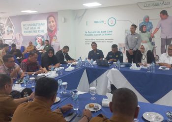Komisi 4 DPRD Kota Medan dipimpin Paul Mei Anton Simanjuntak didampingi anggota dewan lainnya Lailatul Badri, Rommy Van Boy, Datuk Iskandar Muda, Edwin Sugesti Nasution saat kunjungan kerja ke RS Columbia Asia Aksara. (Foto Ist)