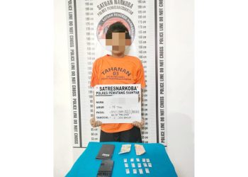 Pelaku JS beserta barang bukti sabu saat diamankan di ruangan Sat Resnarkoba Polres Pematangsiantar