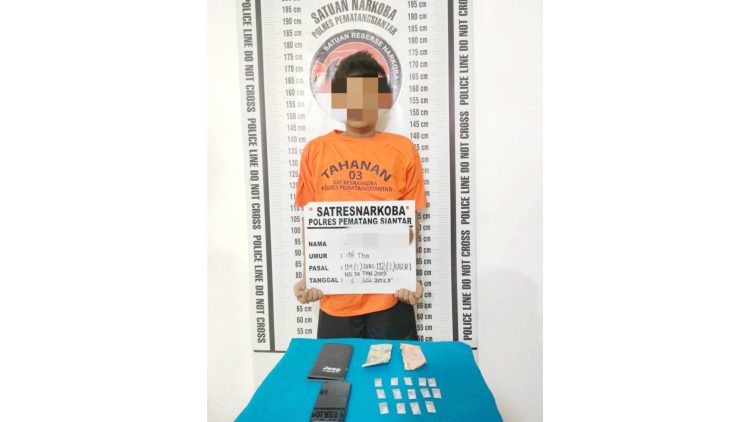 Pelaku JS beserta barang bukti sabu saat diamankan di ruangan Sat Resnarkoba Polres Pematangsiantar