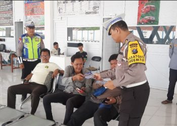 Personil Sat Lantas Polresta Deli Serdang Sosialisasikan Ops Patuh Toba 2025 kepada Masyarakat
