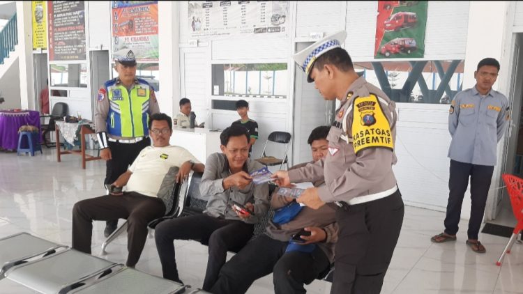 Personil Sat Lantas Polresta Deli Serdang Sosialisasikan Ops Patuh Toba 2025 kepada Masyarakat