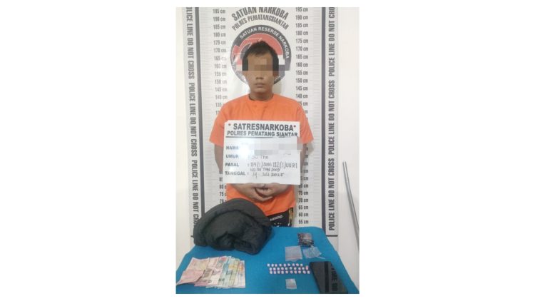 Pelaku HIYM alias Yosi beserta barang bukti