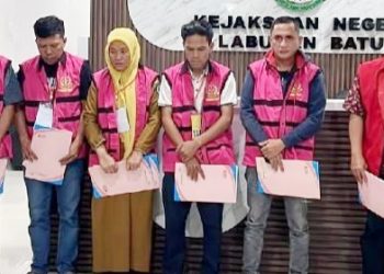 Para terduga kasus dugaan korupsi puskesmas yang ditahan Kejari Labuhanbatu. (Foto Ist)