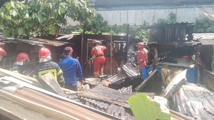 Petugas Damkar saat padamkan kobaran api