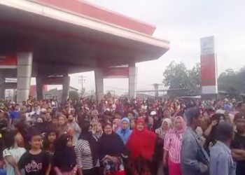 Aksi ribuan warga turun ke jalan dan memblokade Jln Krakatau Ujung/ Jln Aluminium 1, Kelurahan Tanjung Mulia, Medan Deli untuk menolak eksekusi yang dilakukan PN Medan. (Foto Ist)