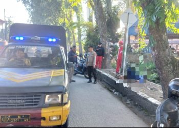 Personil Polseķ Siantar Timur saat olah TKP penemuan korban Rivel Junaidi Sinaga tewas ditrotoar depan SPBU Sangnaualuh
