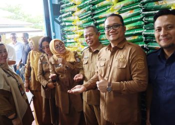 Wawako Tanjungbalai, Muhammad Fadly Abdina didampingi Pimpinan Cabang Perum Bulog Divre Kisaran Gusdi Prasmana mengecek langsung gudang Bulog Kisaran,