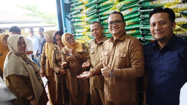Wawako Tanjungbalai, Muhammad Fadly Abdina didampingi Pimpinan Cabang Perum Bulog Divre Kisaran Gusdi Prasmana mengecek langsung gudang Bulog Kisaran,