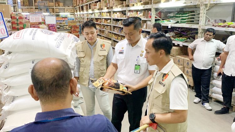 Tim Sat Reskrim Polrestabes Medan sidak di dua toko beras dan dua ritel modern. (Foto Ist)