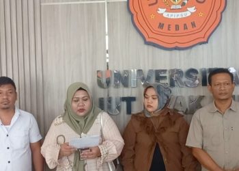 Cut Yulia salah satu ahli waris didampingi kuasa hukum Dwi Ngai Sinaga SH dan Friend Johanes Tambunan SH memberikan keterangan kepada wartawan (Foto Romulo Sinaga)