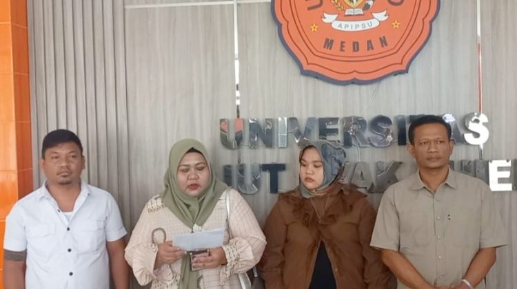 Cut Yulia salah satu ahli waris didampingi kuasa hukum Dwi Ngai Sinaga SH dan Friend Johanes Tambunan SH memberikan keterangan kepada wartawan (Foto Romulo Sinaga)