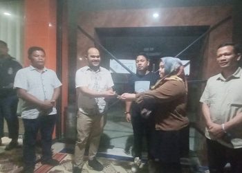 Kuasa Hukum Ahli Waris Klaim Tanah Universitas Tjut Nyak Dhien, Dwi Ngai Sinaga dan Friend Johanes Tambunan
menyerahkan kunci segel ruangan kepada Lurah Sei Sikambing C II, David Surya Darma Nainggolan melalui anak ahli waris. (Foto Romulo Sinaga)